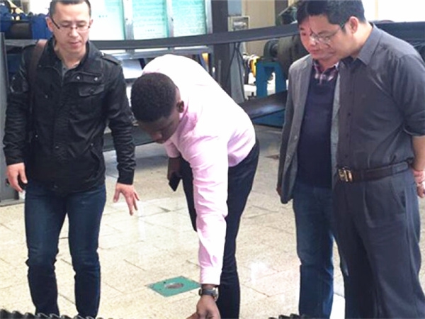 盧旺達(dá)客戶(hù)來(lái)我司參觀檔邊帶生產(chǎn)